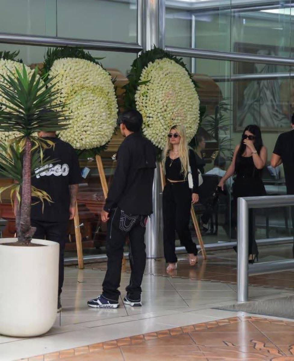 🚨SALVANDO A LOS CÁRTELES

La funeraria está resguardada por la GN y el ejército y personas con ÓRDENES DE APREHENSIÓN van a dar el pésame a los familiares como si fueran simples ciudadanos