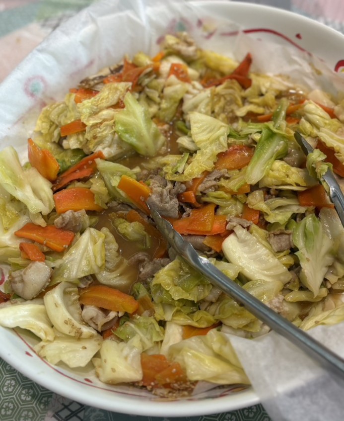 kabumarumo's tweet photo. 今日の夕飯は、
❉肉野菜炒めをメインに
❉しいたけの天ぷら（3個串刺し）
❉ブロッコリーとカリフラワーのサラダ
❉小松菜のお浸し
で、どうでしょう？

お野菜たっぷりです😊

#おかず屋
#かすみがうら市
#おうちごはん
#手作り惣菜 https://t.co/2wiSQ2xZHf