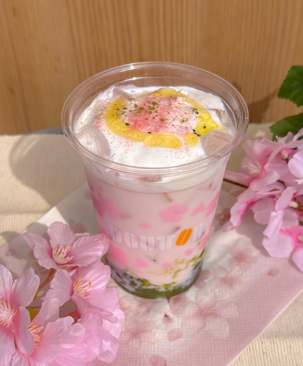 🌸ドトール桜フェア🌸

「ゆず香る 抹茶わらびもちオレ〜桜〜」

ほのかに桜が香る優しい桜ミルクに、抹茶わらびもち、木頭柚子ジュレでより和のテイストに✨
淡い桜色に抹茶わらびもちの緑ジュレの黄、この色合いまさに春爛漫👏
この機会に是非手のひらに春を🤲🌸

#ドト活 #桜 #カフェ #錦糸町 #春