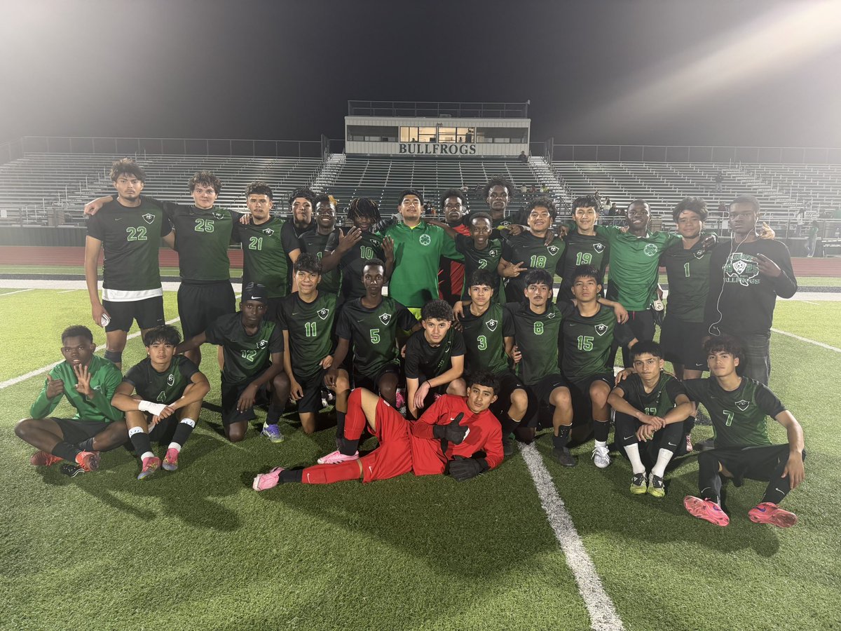 Senior Night.
District win.
Momentum.

Huge performance from our seniors — they showed what leadership looks like. When you handle your business, good things tend to follow.

The work continues.

#Bullfrogs #PASSION #Aggression #Discipline