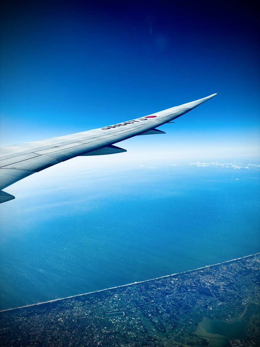 mayutiro's tweet photo. なんか最近運が悪すぎて
飛行機が定刻に出発しない。
これはヤツの厄年のせいだ、
私に降りかかってきてるんだ、
今年はもう何もかもが終わってるんだ、
って思うことにしてるけど、
どうしても💎LIVEだけは行きたいなぁ😢
さ、本日も働きますよ🫠
#SixTONES聴きながら移動
#飛行機
#bowing787 https://t.co/NHKDfo7Fno