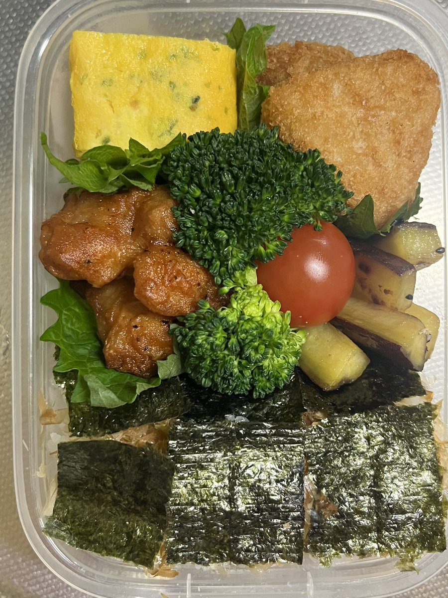 40Kurumi's tweet photo. 1月22日の娘のお弁当

職場体験の中学生と一緒に食べるから、普通のお弁当にして欲しいとの要望あり。
仕方ないから、手前側面に入れたよ🐻✨

 #キャラ弁  #コリラックマ https://t.co/utinsCka83