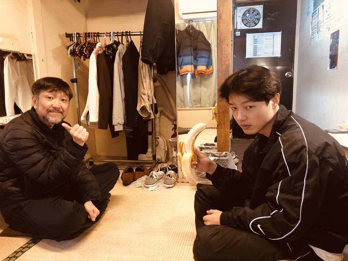 mista_guide's tweet photo. 本日初の14時&amp;19時公演の2回公演。

当日券僅かですがあります。

少人数で且つこの楽屋は快適です。
なので、バナナも美味しく頂けます。

serial number
『海の凹凸』
作・演出:詩森ろば
@下北沢ザ・スズナリ

【詳細】https://t.co/FiYnDtX0K0

#serialnumber
#海の凹凸 https://t.co/VkloqvdOBo