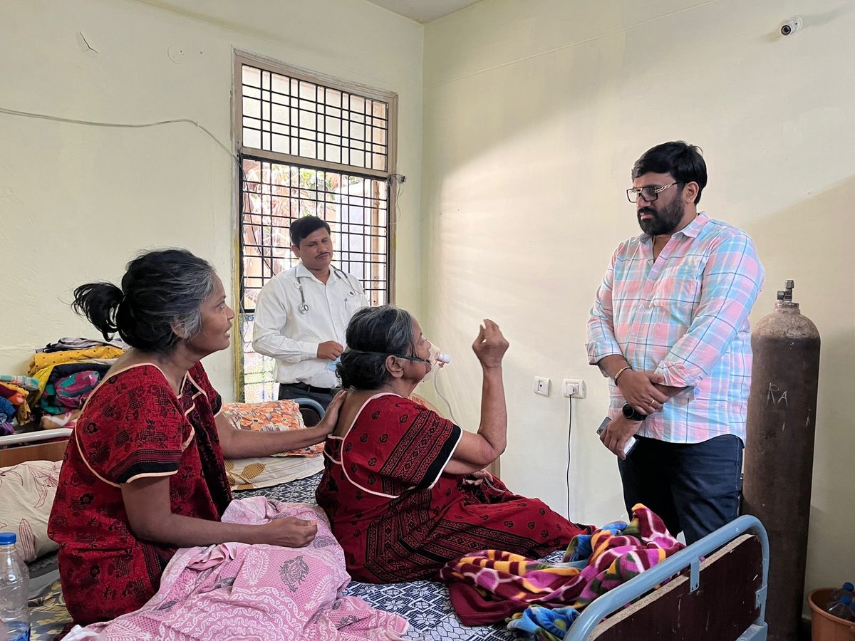 #news సికిందరాబాద్ కార్ఖానా లోని ఆర్కే ఫౌండేషన్ ల
తీవ్ర ఆరోగ్య సమస్యలతో బాధపడుతున్న
నటి పావలా శ్యామల, ఆమె కూతురుకి
నెలకు 10 వేలు వంతున పంపే ఏర్పాటు చేసిన
హీరో అల్లు అర్జున్