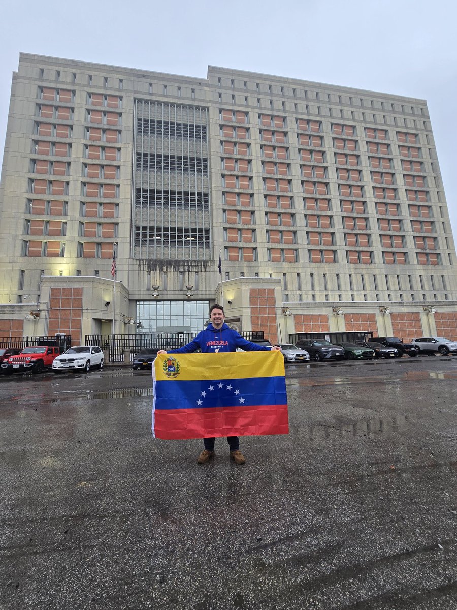 humbertochc's tweet photo. Hoy celebramos 2 meses de la caída del narcodictador @NicolasMaduro desde su nueva casa temporal, lo que parecía imposible, una operación militar de Estados Unidos lo hizo realidad, el primer paso para la libertad y renacer de Venezuela, pero todavía falta. Viva Venezuela! https://t.co/NfT0eZY8tZ