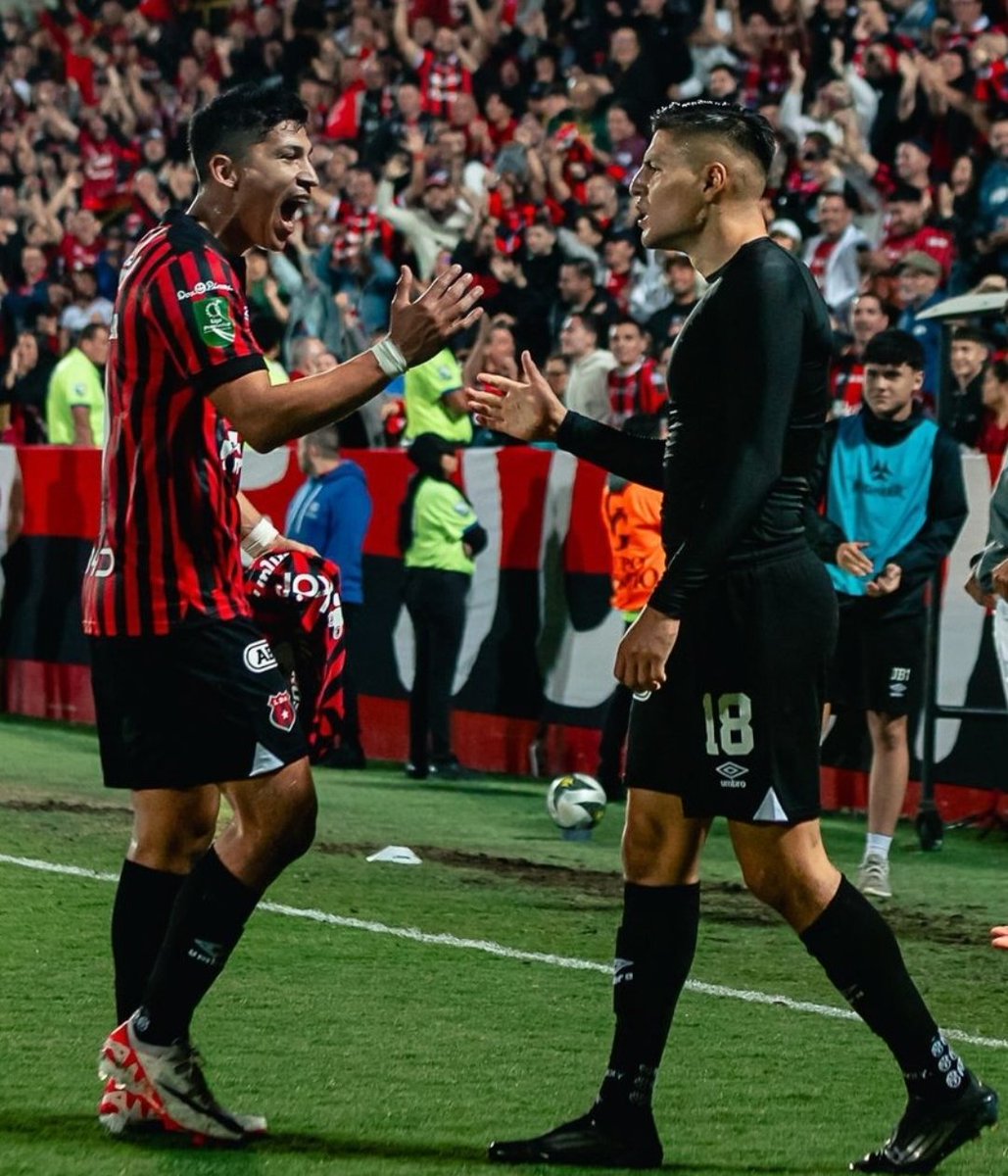 🗣️| Oscar Ramírez en conferencia: "Si yo tengo que decir 2 jugadores ejemplares en el camerino son los mexicanos, el camerino está unido, y todos debemos estar unidos." 🫂❤️🖤