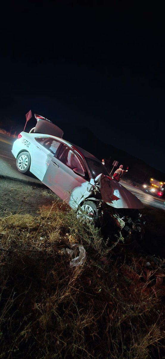 Choque contra objeto fijo sobre la carretera 190 pasando Tlacolula. #Precaución #Oaxaca