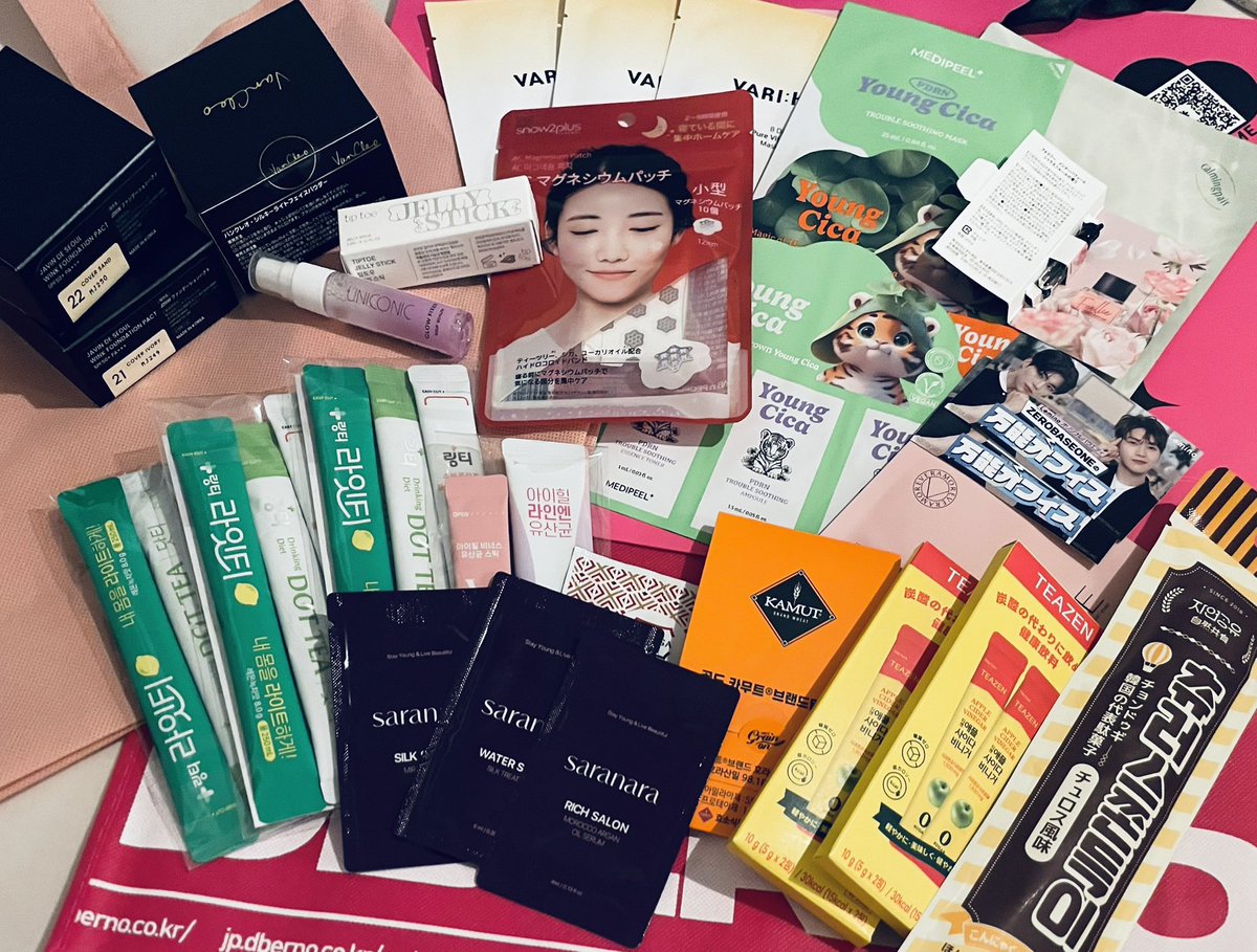 jpn_m_osaka's tweet photo. KCON要約
16900円払えばゼベワン1時間＋他のアーティスト全部見て大量の化粧品お土産で貰える神イベント
KCONは最終的にコスパいいんだって😂
ちなみに昨年度の戦利品👇

⭐️ファンデ×2 パウダー×1 アイカラーパレット×1 リップ×3 フェイスマ���ク7枚入り×4  
試供品じゃなく【現品】貰えるバグやぞ https://t.co/qb2IGSKJYf