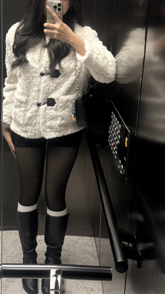 Lev1429535's tweet photo. 차렷! 오빠 안녕하세요~ #맘눌뎀 https://t.co/GqTsTJ2Ucq