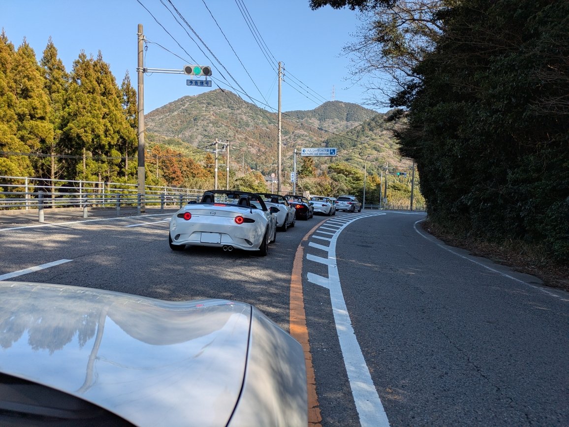 MUTORA0003's tweet photo. 久しぶりの「おはつの」参加。50台を超えるロードスターが集まりました。風は少し冷たかったですが、天気良くて最高のオープン日和でした。ロド友さんとのツーリング楽しかった♪
#ロードスター
#マツダ
#角島大橋
#白組
#MX5 https://t.co/b6Fn8gimDW