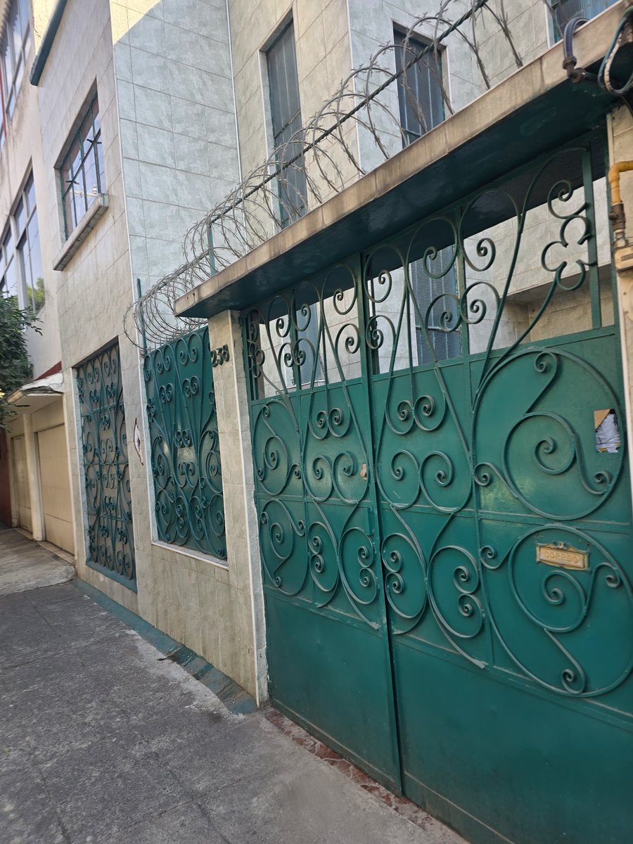 isra_st's tweet photo. @PAOTmx @SEDEMA_CDMX Quisiera reportar que un vecino colocó cemento alrededor de árboles en la banqueta, lo que puede dañar el arbolado urbano.
Ubicación: San Borja 238 @BJAlcaldia @UCS_GCDMX @supercivicosmx
Comparto fotos para revisión. ¿Podrían canalizarlo para inspección? 🌳 https://t.co/N1wLoGWJFS
