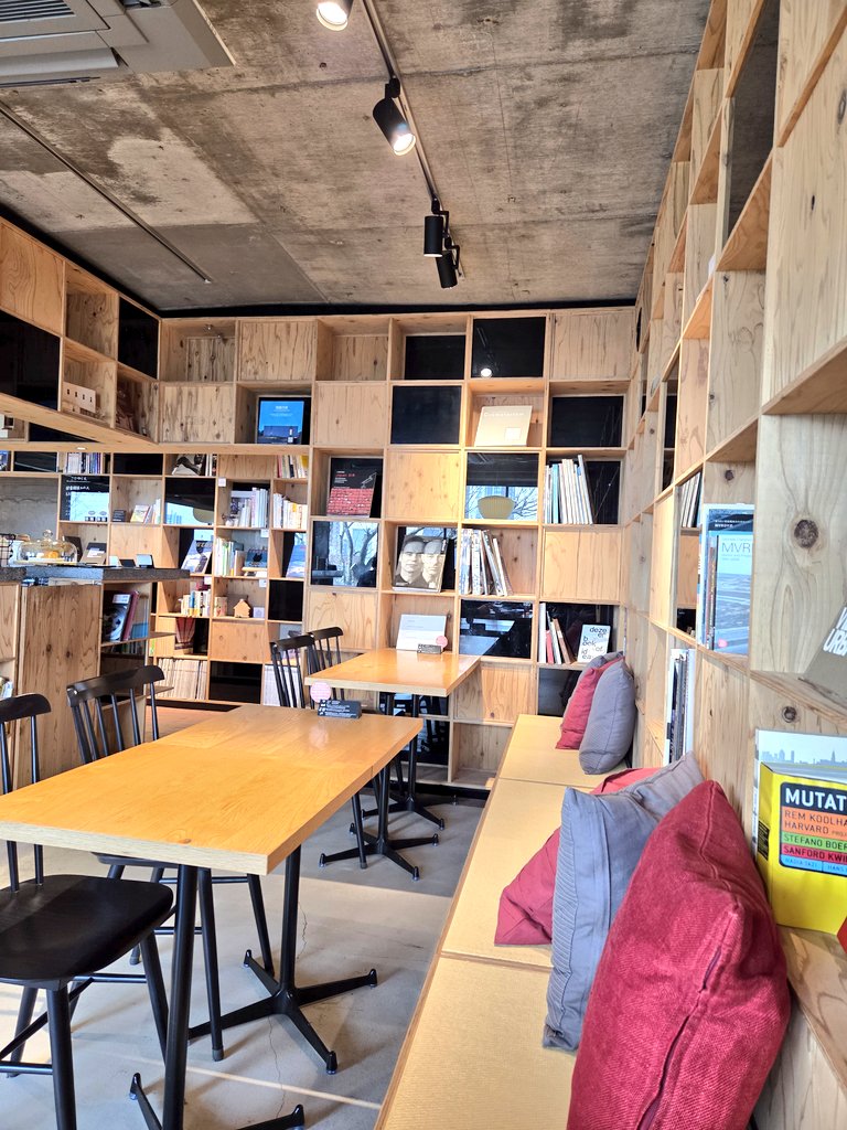 venico1973's tweet photo. 素敵なカフェでお茶しました📙☕
#異人池建築図書館喫茶店 https://t.co/pLI95dcLX2