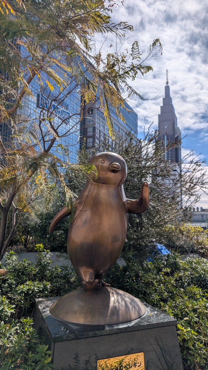 JR病院で人間ドックを受け、帰りにSuicaペンギン像の写真を撮影しま