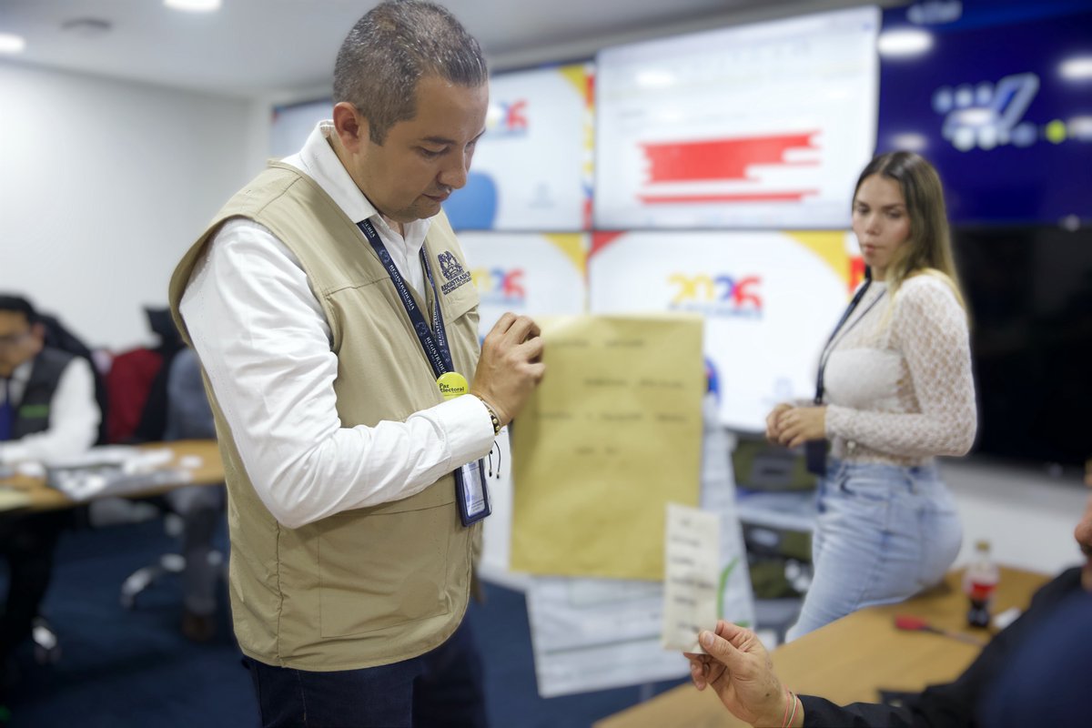 Registraduria's tweet photo. Con la firma de las actas por parte de los auditores internacionales, agrupaciones políticas y representantes de los órganos de control, quedaron congelados los softwares de preconteo, escrutinio, digitalización de actas E-14 y consolidación. 

Estas actas certifican las diferentes versiones de los softwares y contienen los códigos hash que serán validados al inicio de la jornada electoral del próximo 8 de marzo por dichas auditorías. #Elecciones2026🗳️ #YoConfíoEnElProcesoElectoral