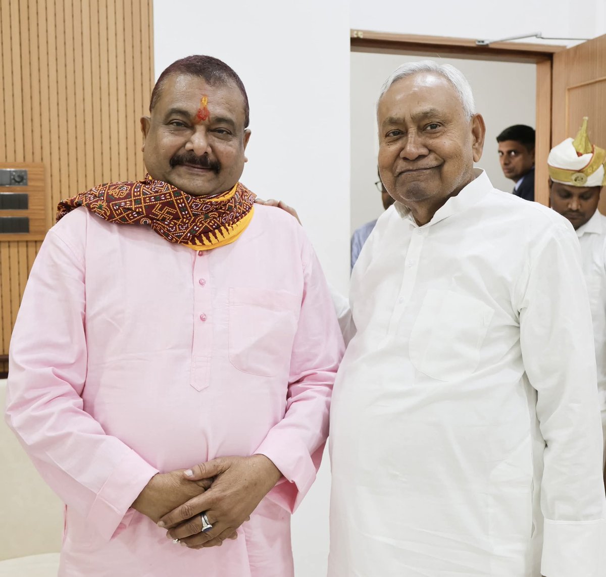 आज होली के अवसर पर अभी माननीय मुख्यमंत्री श्री नीतीश कुमार जी का आशीर्वाद मिला।होली के इस अवसर पर मां बगलामुखी से श्री नीतीश जी की कुशलता उत्तम स्वास्थ्य की कामना करता हूं।