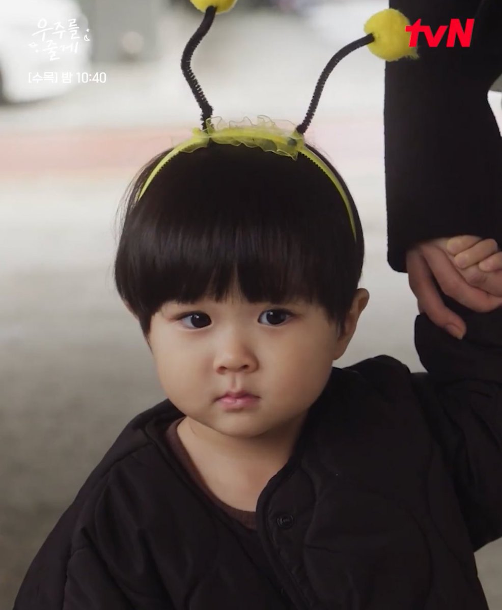 the cutest bee you’ll ever see 🥺 

#OurUniverse