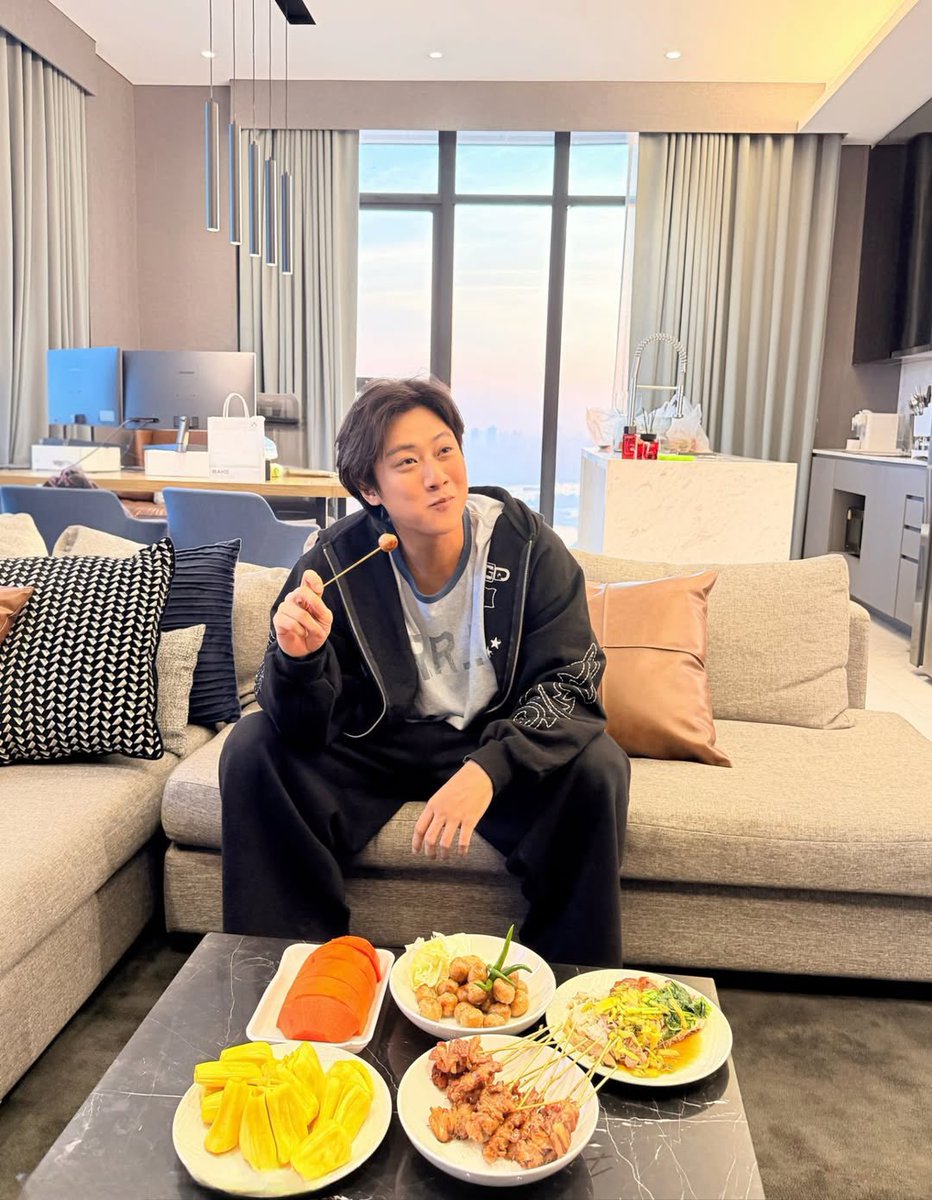 Love can be a maze sometimes
บางทีความรักมันก็ซับซ้อนนะ

But I still want you in my life
แต่ผมก็ยังอยากให้คุณอยู่ในชีวิตอยู่ดี

I run to you even when it hurts a little
ถึงจะเจ็บนิดๆอ่ะนะ ยังไงผมก็เลือกคุณในทุกทาง

I fall for you even when we’re in the middle of the highs and