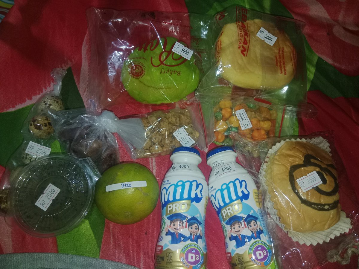 syapayakirakira's tweet image. MBG SEKOLAH GW DI TEMPELIN HARGA AWOKAWOKAWOK biar dikira dana nya gak dikoru-

TAPI JERUK DI BELAHAN DUNIA MANA YANG SEBUTIR HARGA  2 REBU LIMARATUS😭😭😭 berarti tu sppg beli buah nya eceran yak(mencoba positif thingking)