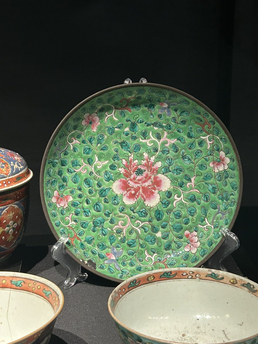 เหมือนเคยเห็นคนถามหาที่สถานที่เดตในทวิต อาจจะโรแมนติกแบบโบราณหน่อย แต่เดี๋ยวนี้เขาติดแอร์เกือบทุกตึกละนะ ไปดูอะไรสวยๆงามๆ พวกExhibition หมุนเวียนก็ดี เหมือนเขาเคยพาสุสานจิ๋นซีมา หุ่นปั้นทหารมาเยอะมาก แล้วงานช่างโบราณของไทยพวกนี้พูดตรงๆก็หาดูไม่ค่อยได้แล้ว เอนจอยThai fine artครับ