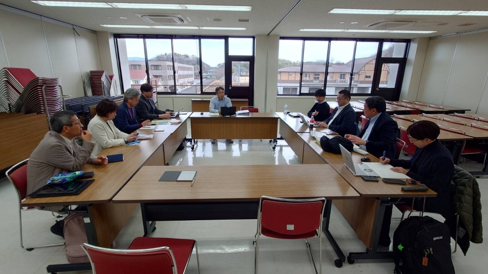 mics_pr's tweet photo. 地域プロジェクトマネージャー養成課程の有志によるフィールドワークが行われました。
写真は大分県竹田市での様子です。
茨城県筑西市でも受講生が現地を訪れ、自治体職員の皆様と真剣な議論を重ねました。
第9期もいよいよ終盤。
今回のフィールドワークや議論を踏まえ、どのようなアイデアが生み出されるのか——
今月開催される最終発表会が楽しみです！

▶地域プロジェクトマネージャー養成課程（説明会・申込は公式サイトへ）
こちらからお気軽にお申し込みください！
https://t.co/t1MbL63CtZ
★2026年5月開講 ｜第10期 地域プロジェクトマネージャー養成課程　受講申込受付中！
第10期 地域プロジェクトマネージャー養成課程 受講のお申込みはこちら

https://t.co/N8MePPT8LM

#地域プロジェクトマネージャー #地域プロジェクトマネージャー養成課程 #地域づくり
#地域活性化 #地方創生 #フィールドワーク #リカレント教育 #自治体連携 #地域人材育成