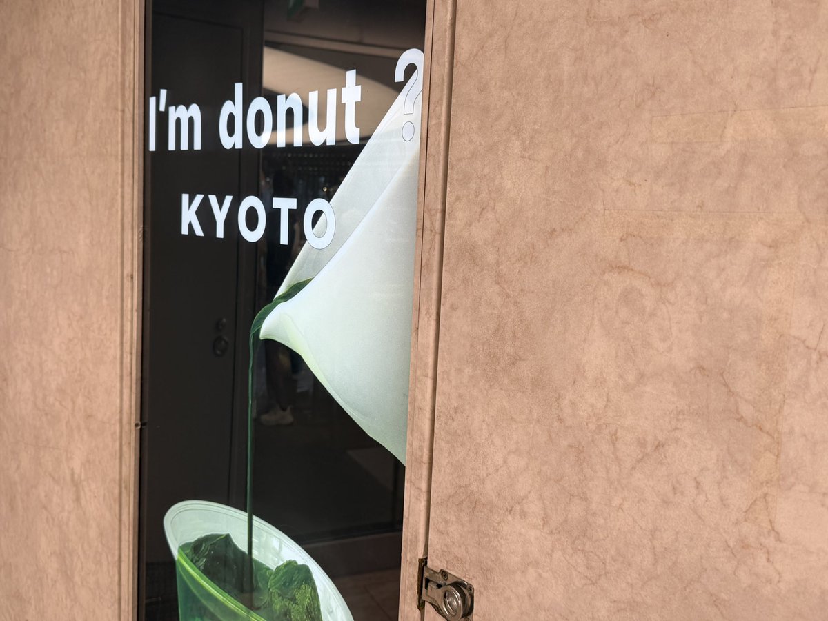Hamkdy_'s tweet photo. ใครมา osaka kyoto ก็อีส I'm donut ได้แล้วนะะ🍵🍩💭 สาขาแรกในคันไซเลยย มีเมนูมัทฉะเพราะสาขานี้ ที่นั่งเยอะ คิวไม่เยอะ สั่งจากจอได้เลยย( แต่ไปเดินคีบเองเยอะกว่า) มีไส้คาวด้วย ไส้ครีมพิสทาชิโอ้ที่แมสๆ อร่อยจริงงงงง แป้งดีมากกกกก นุ่มมมม ครีมฟูๆ *หวานน้อยจริง* https://t.co/t1QCW9rHT5