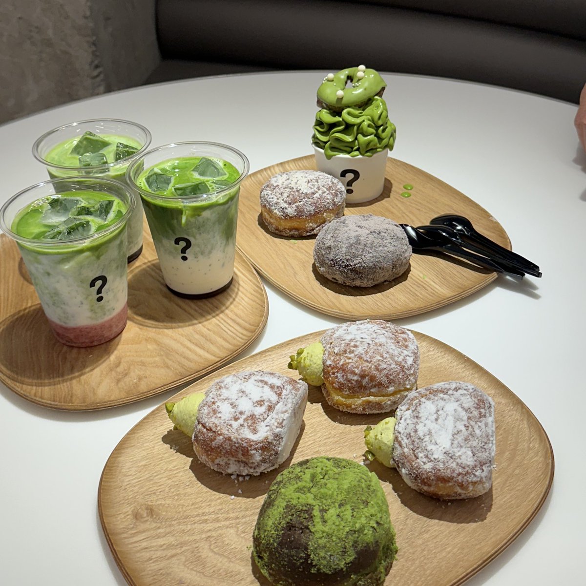 Hamkdy_'s tweet photo. ใครมา osaka kyoto ก็อีส I'm donut ได้แล้วนะะ🍵🍩💭 สาขาแรกในคันไซเลยย มีเมนูมัทฉะเพราะสาขานี้ ที่นั่งเยอะ คิวไม่เยอะ สั่งจากจอได้เลยย( แต่ไปเดินคีบเองเยอะกว่า) มีไส้คาวด้วย ไส้ครีมพิสทาชิโอ้ที่แมสๆ อร่อยจริงงงงง แป้งดีมากกกกก นุ่มมมม ครีมฟูๆ *หวานน้อยจริง* https://t.co/t1QCW9rHT5