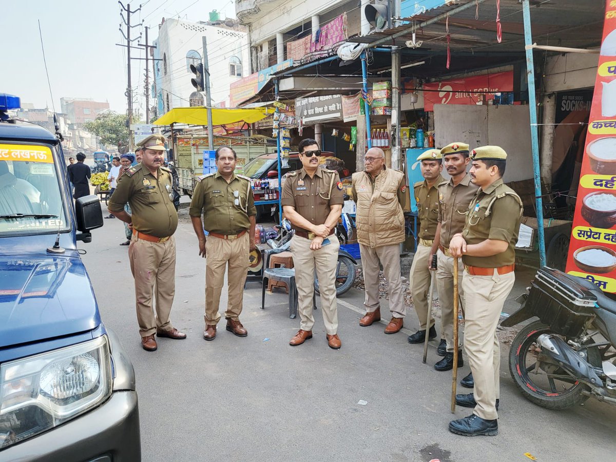 lkopolice's tweet photo. #होली पर्व व #रमजान_माह के दृष्टिगत @LkoCp के निर्देशन में कानून, शांति एवं सुरक्षा व्यवस्था बनाए रखने हेतु
#Adcp_Central द्वारा मय पुलिस बल मध्य जोन क्षेत्रान्तर्गत महत्वपूर्ण स्थानों/मार्गों/चौराहों पर #पैदल_गश्त कर रखी जा रही सतर्क दृष्टि।  

#Lkopolice_On_Duty
@Uppolice https://t.co/dkCyxTimwO
