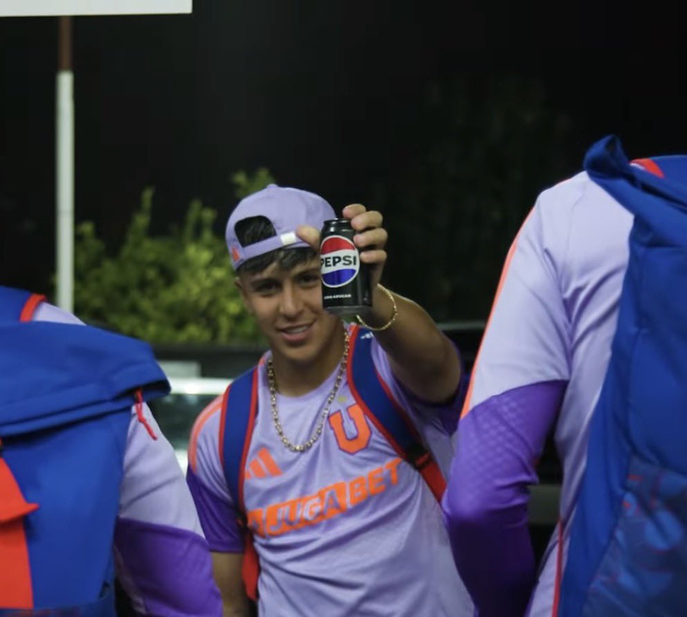 La hamburguesa la tenía escondida en la otra mano