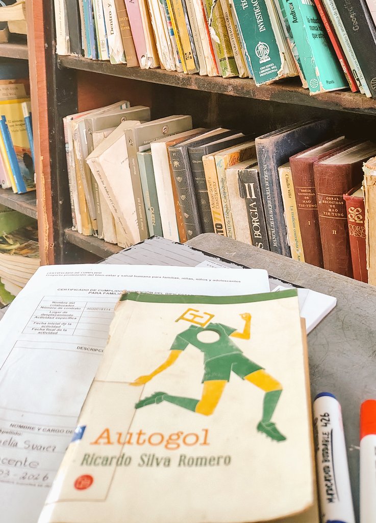 Vengo a contarle al señor <a href="/RSilvaRomero/">Ricardo Silva Romero</a>, que yo, la menos futbolera, me encontré esta edición de su libro en una biblioteca rural y desvencijada del Urabá, leí el inicio de su historia y quedé bien antojada. Lo importante, muchos niños y niñas parece que lo han leído por igual.