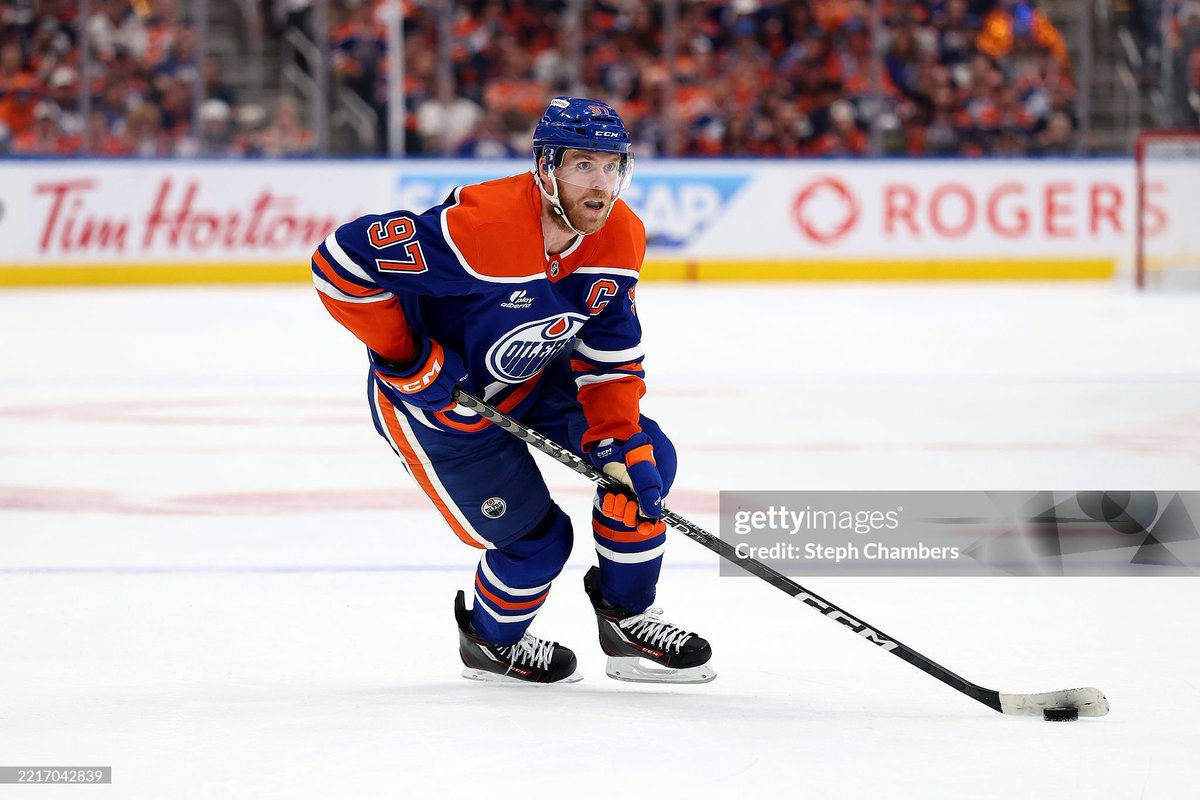 EricJFriesen's tweet image. #Oilers Connor McDavid joins Wayne Gretzky and Mario Lemieux as the only players in NHL history to record eight 70-assist seasons! #LetsGoOilers