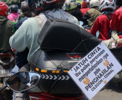 bliblidotcom's tweet photo. Beda moda, beda niatnya. kalau kamu, niat mudik tahun ini yg mana?

A. SABAR : naik motor (panas + debu)
B. TELATEN : maik mobil (nyopir & macet)
C. WAR : naik kereta (rebutan tiket)
D. ROYAL: naik pesawat (dompet menangis tapi hati senang)
E. yang lain?

CekDuluDiBlibli NoBlablaDiBlibli