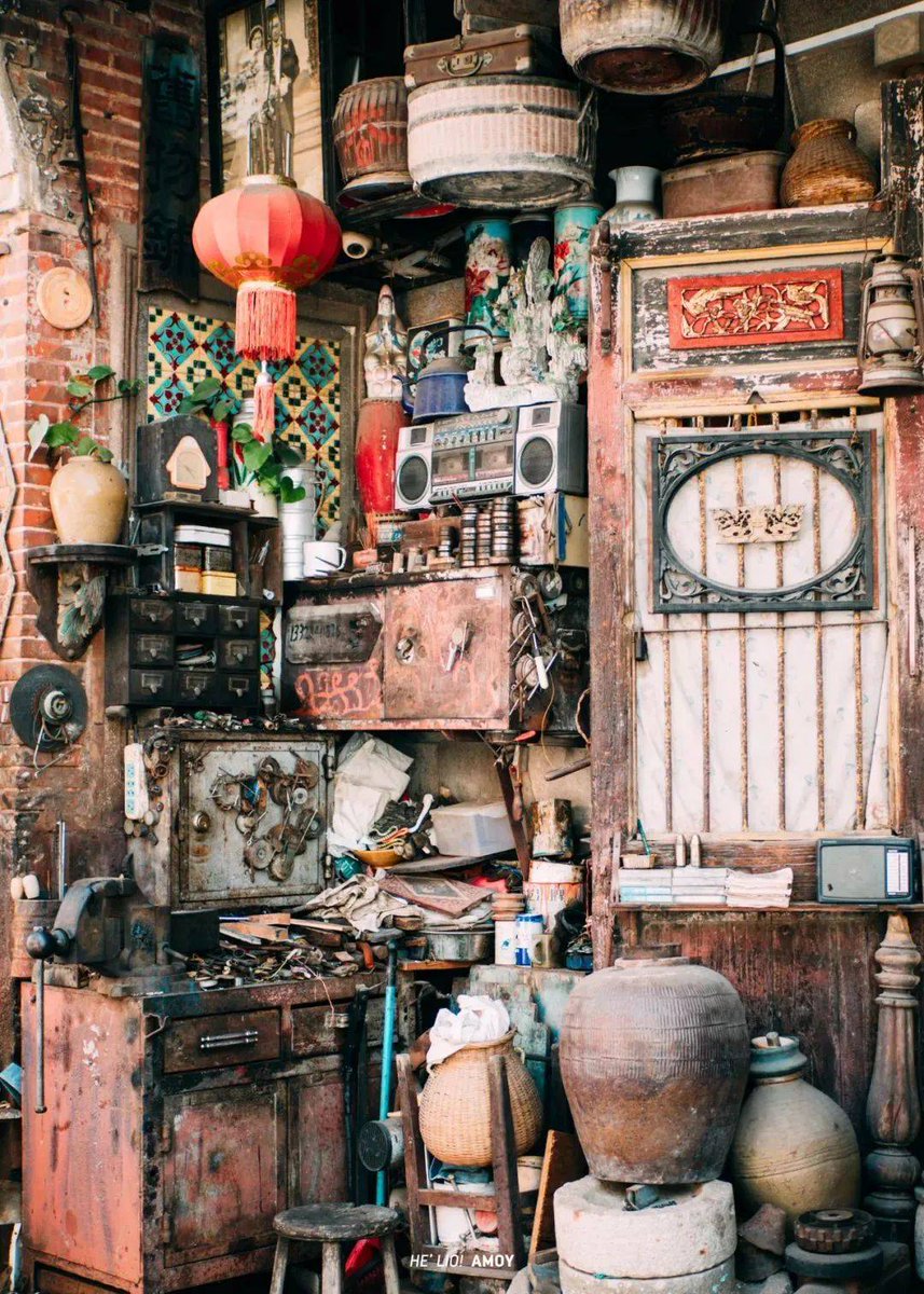 SportsMindsLtd's tweet image. "Clear out clutter, keep what matters!  Sort old items—donate, upcycle, or recycle. Small steps, big space (and peace) gain. #DeclutterLife #OldItemSort"