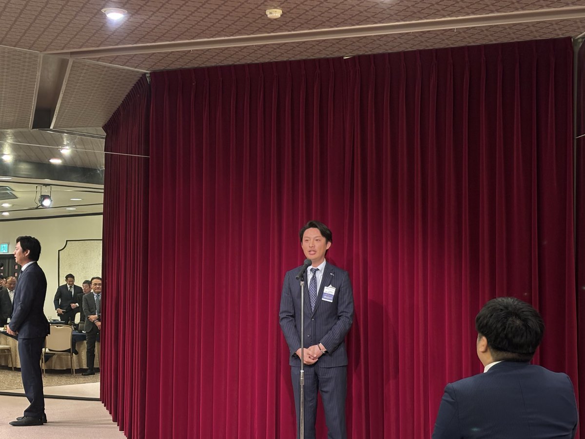 jci_isesaki's tweet photo. 3月3日(火)、「ニューいづみ」にて開催された伊勢崎青年会議所シニアクラブ様の総会・懇親会に、現役役員8名で出席してまいりました。✨

日頃から多大なるご支援をいただいている先輩方と直接お話しできる大変貴重な機会となりました。アドバイスや温かい激励をいただき、身の引き締まる思いです。🤝 https://t.co/Mftc1z47SD
