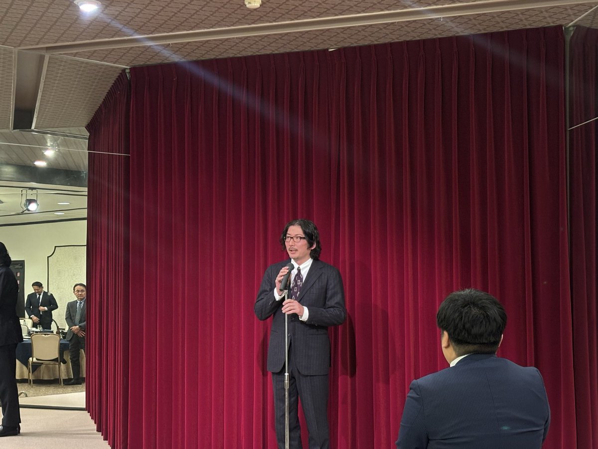 jci_isesaki's tweet photo. 3月3日(火)、「ニューいづみ」にて開催された伊勢崎青年会議所シニアクラブ様の総会・懇親会に、現役役員8名で出席してまいりました。✨

日頃から多大なるご支援をいただいている先輩方と直接お話しできる大変貴重な機会となりました。アドバイスや温かい激励をいただき、身の引き締まる思いです。🤝 https://t.co/Mftc1z47SD