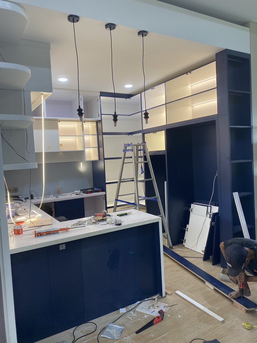 ogiehart's tweet photo. Bikin kitchen set lagi. Kali ini bentuknya agak kompleks. Semua sampe ke plafon. Kebetulan kebutuhan storage-nya lumayan banyak jadi sekalian dibikin space buat beberapa appliance. https://t.co/sCIFMFe64n
