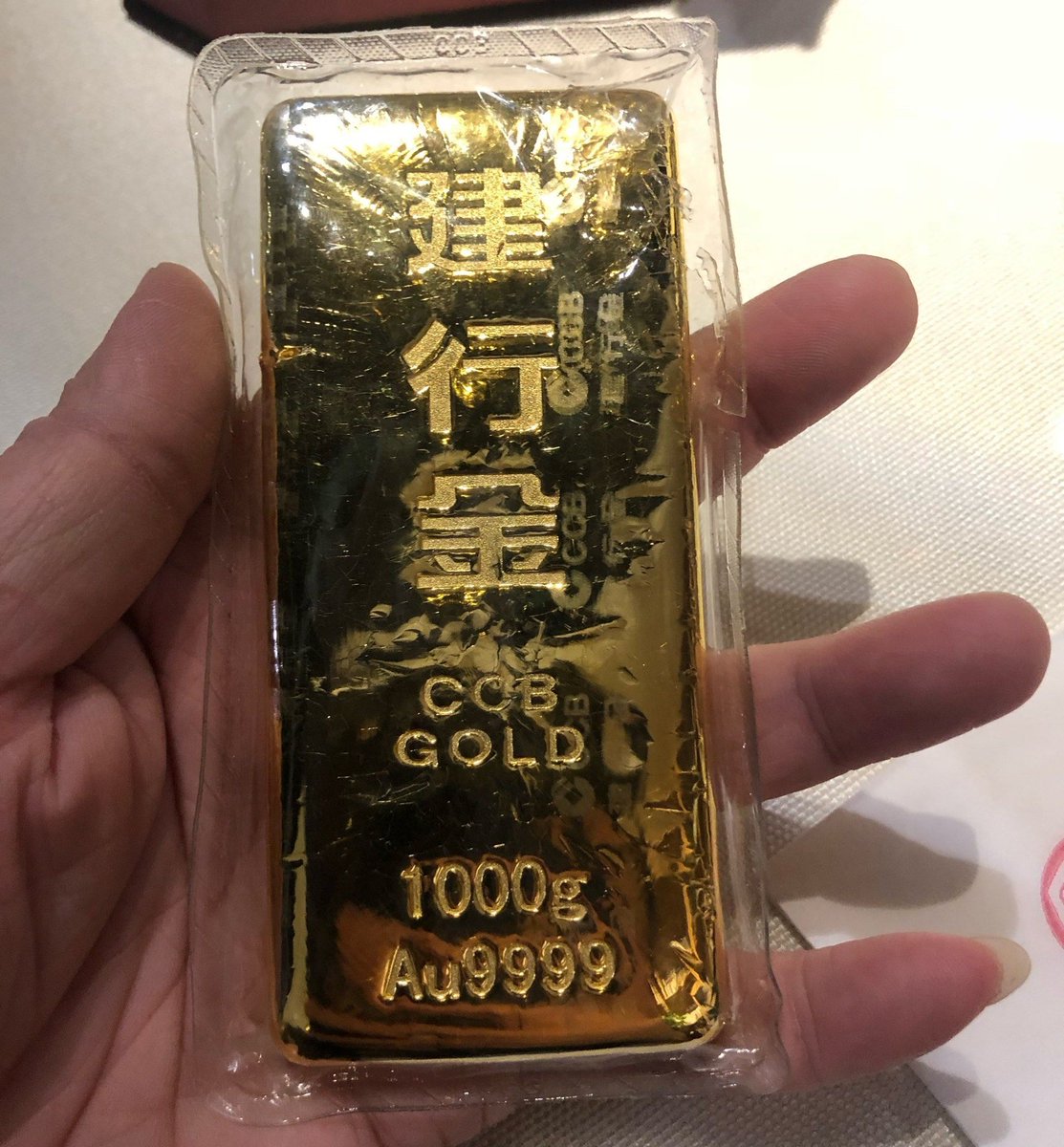 priceaction88's tweet photo. 当没网络的时候，没水电的时候，这个现值 100 万的金条才是最有效的。 https://t.co/24iriN4HOD