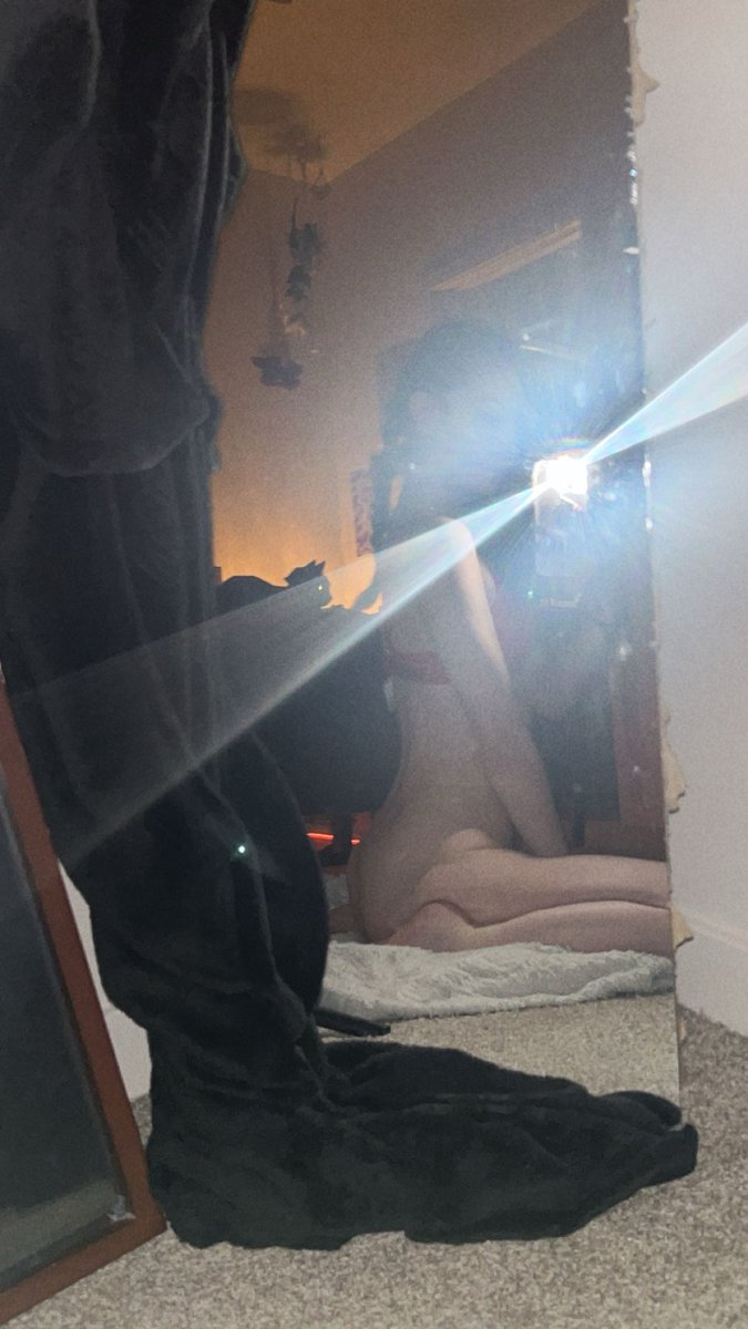 I don’t need attention… but I do look good in it 💅