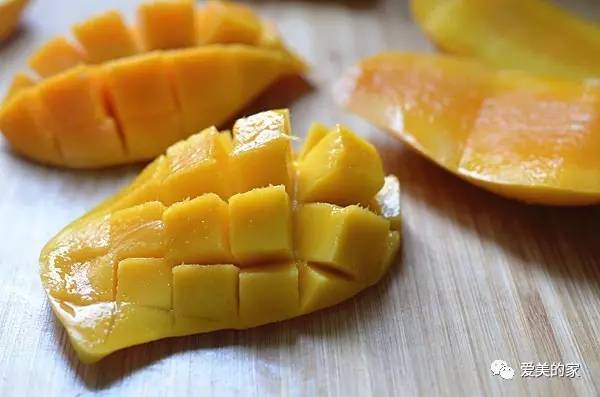 LTracyLiedtke's tweet image. 5-Minute Mango Lassi! Blend 1 ripe mango (frozen!), 1 cup yogurt, 2 tbsp honey, 1 tsp cardamom, u0026 1/2 cup milk. Top with mango bits—creamy, sweet, perfect for summer! #QuickDrinks #MangoLassi