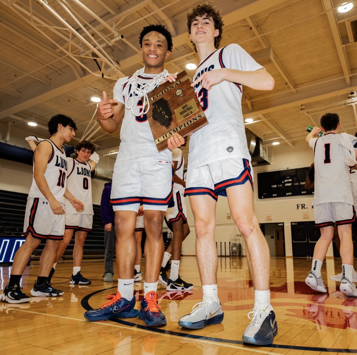 stviatorbball's tweet photo. Final Score (OT):

Saint Viator 55, Lake Forest 59

Jacob Only led the way w/ 19 pts, including a 3 @ the buzzer to send it to OT. 

Back-to-Back regional championships &amp; 20 win seasons. We couldn't have done it without Sean Halpin &amp; Isaiah McKenny. We ❤️ our 2 seniors!

#GoLions https://t.co/dlWSHQQovy