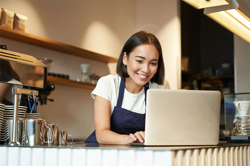 การตัดสินใจขอสินเชื่อ SME จึงไม่ใช่เรื่องของความล้มเหลวในการบริหารเงินเสมอไป แต่มักจะเป็นกลยุทธ์สำคัญที่ช่วยสร้างแต้มต่อให้ธุรกิจเดินหน้าไปได้ไกลกว่าเดิม  facebook.com/share/p/18YFhP…