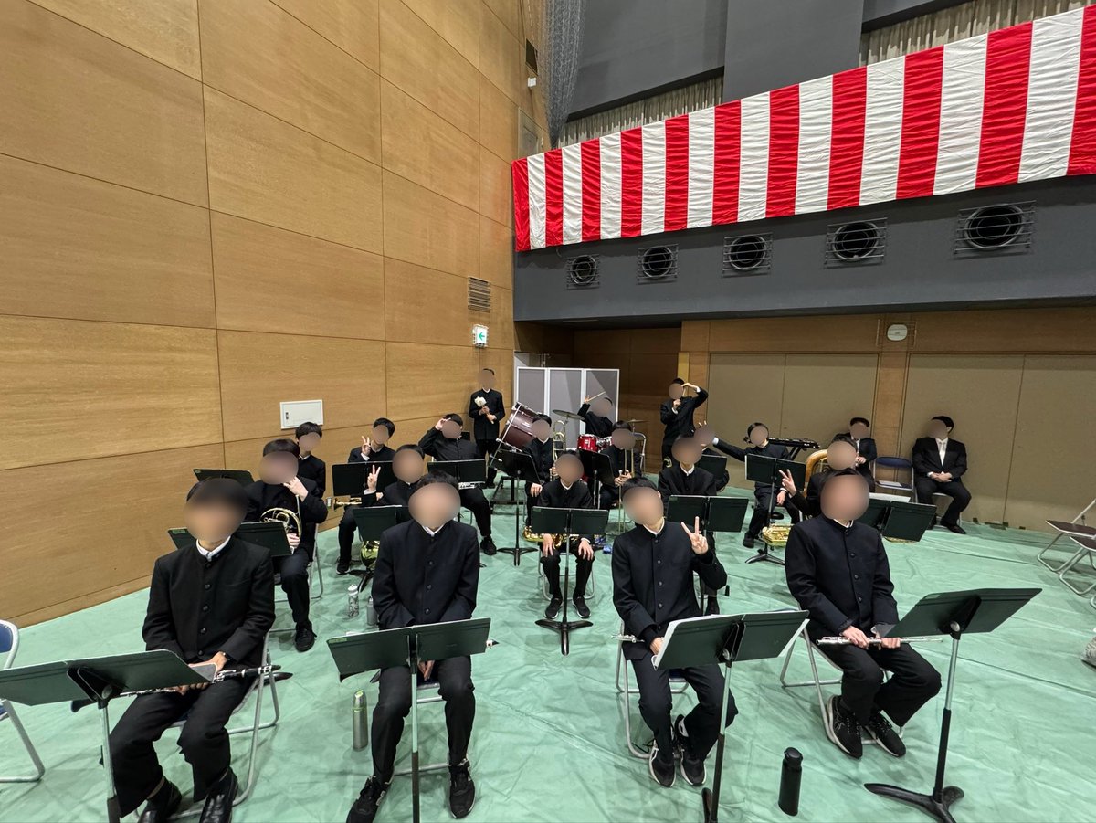 ksmusicclub's tweet photo. 今日は高校卒業式の演奏をしました！
音楽部は校歌と「幾億光年」を演奏し、高校3年生の門出を祝いました！ https://t.co/vRcuMtlwVh