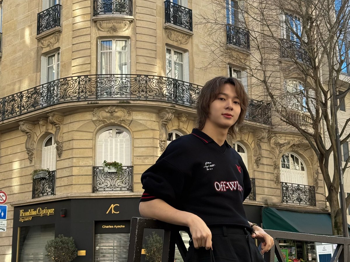 nokhks2828's tweet photo. Bonjour!! วัยรุ่นปารีส 😎ยืนหล่อ เท่ เลยน้าาา ชอบภาพนี้จัง ข้างหลังเป็นตึกสไตล์ยุโรป ฟีลปารีสแฟชั่นวีคมากค้าบบบ😙 เสื้อน่ารักอ่ะ Off-White™ บนเสื้อเก๋ไก๋มากเลยค้าบบบบ😉
ZEENUNEW GO TO PARIS FW
#ZEENUNEWWITHOFFWHITE
#OFFWHITEFW26
#PFW2026
@OffWht #OffWhit
@CwrNew #NuNew https://t.co/Th5PT7k8gD