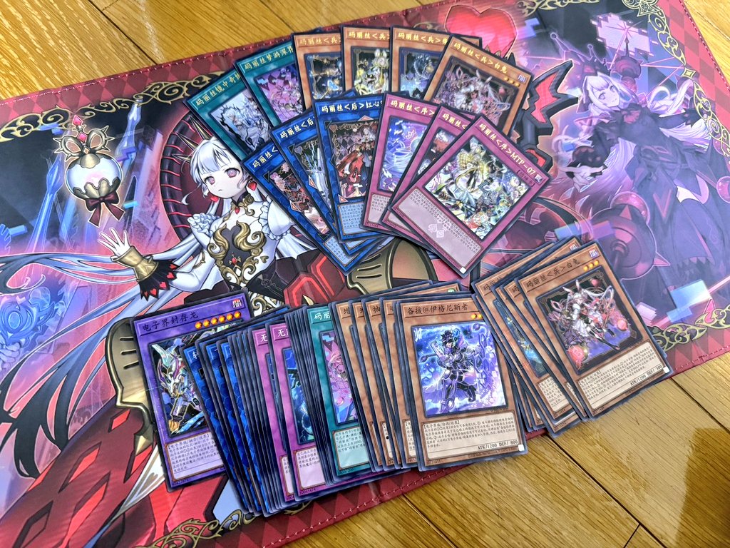 中国限定のM∀LICEデラックスデュエルセット(未開封)が入荷しました！

プレイマットやスリーブ、小物ケースに特典カードなどなど盛り沢山のセットです😆
お求めの方は是非ご来店ください！