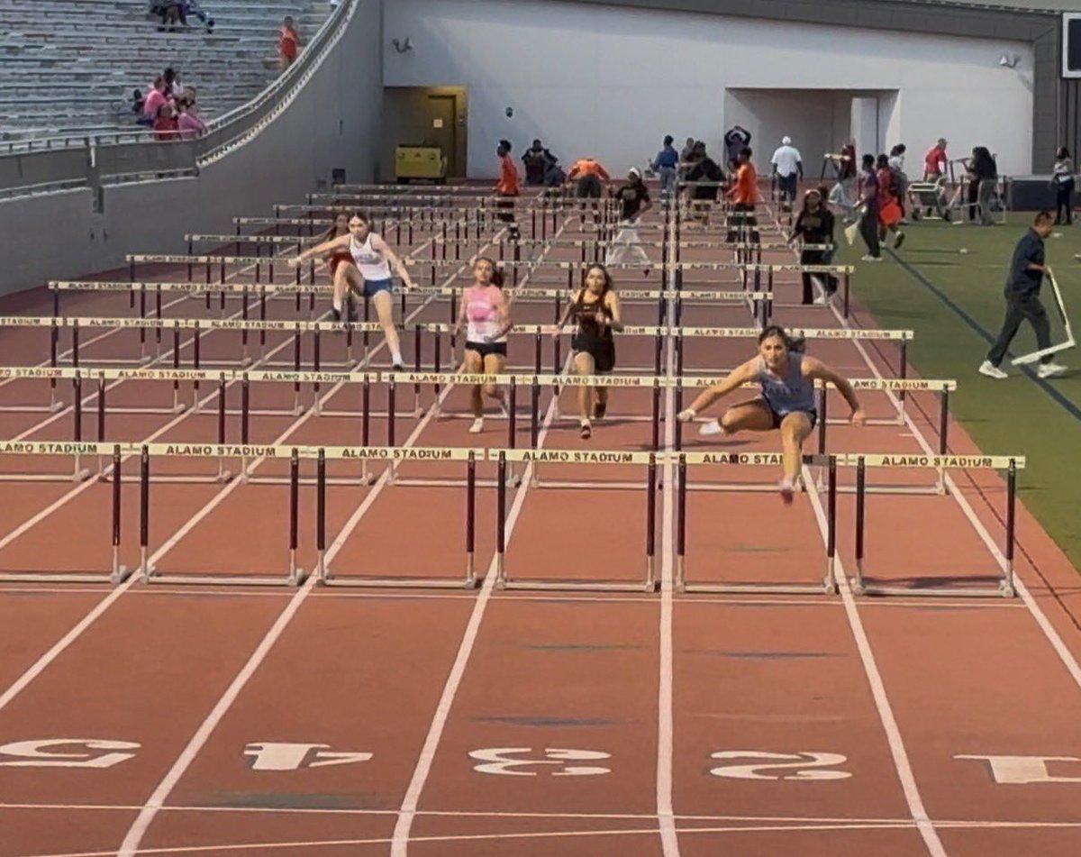 LilyMenchaca_27's tweet photo. Third Meet of the 2026 track season…

NEW PR 100mH- 16.65

300mH-53.41

Extremely grateful to have the opportunity to be able to continue representing harlan. Can’t wait for next meet! #hawkyeah 🩵🦅 https://t.co/iAEmJb9iky