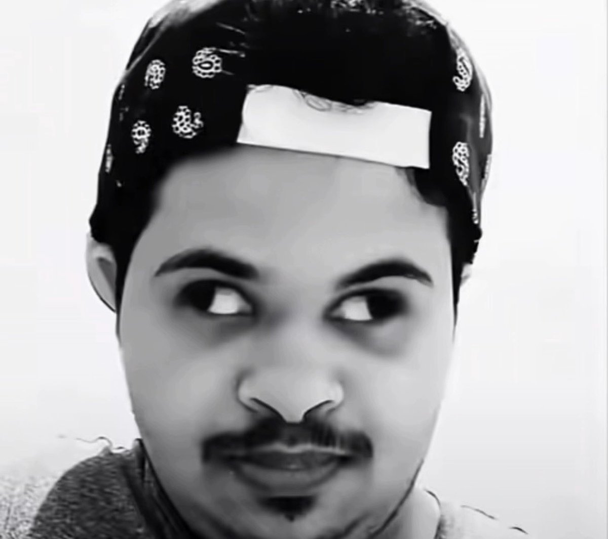 يدعي عليكم ترا