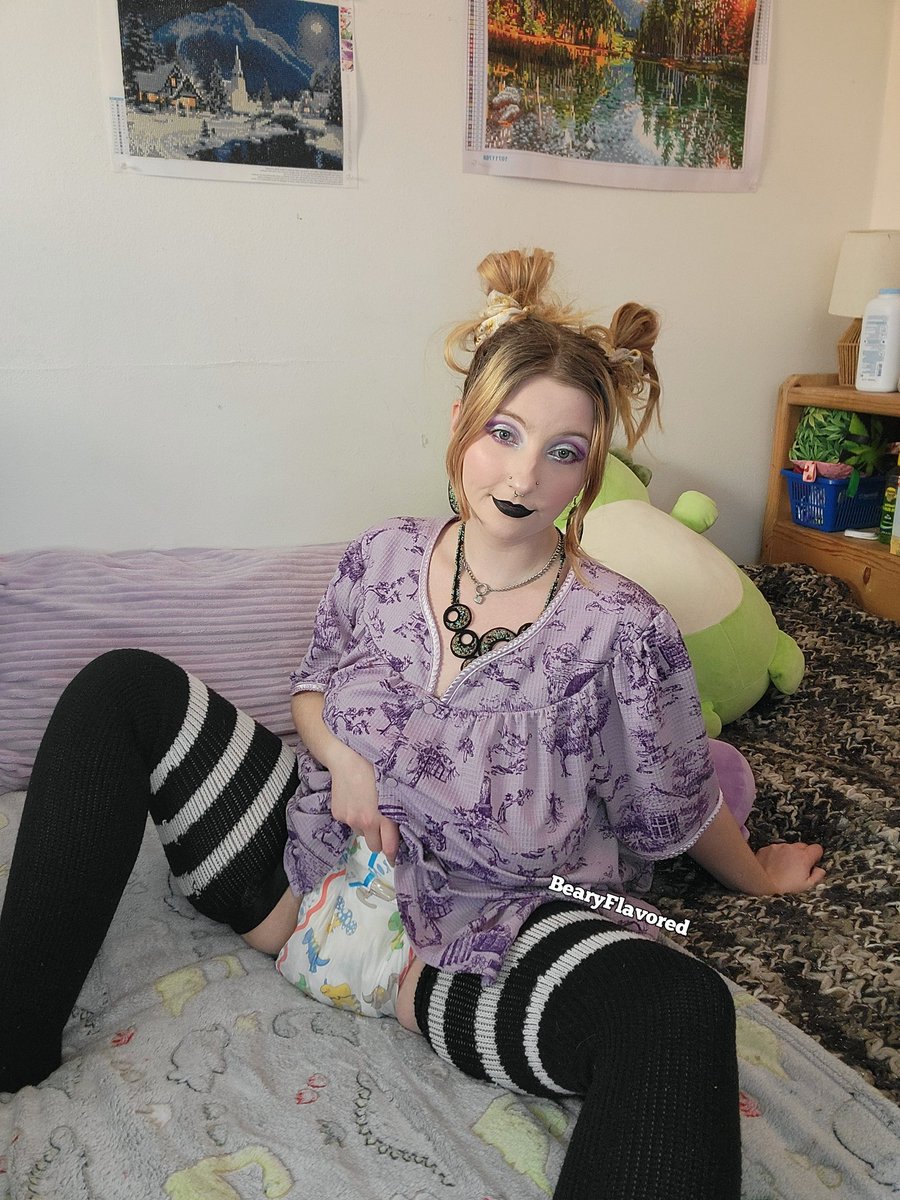 BearyFlavored's tweet photo. Wanna come over and play with my wand? 💜😌 new photoset and 11 min video posted to my jff! https://t.co/Jtf0nSHRRN https://t.co/2yYKCYYgSm