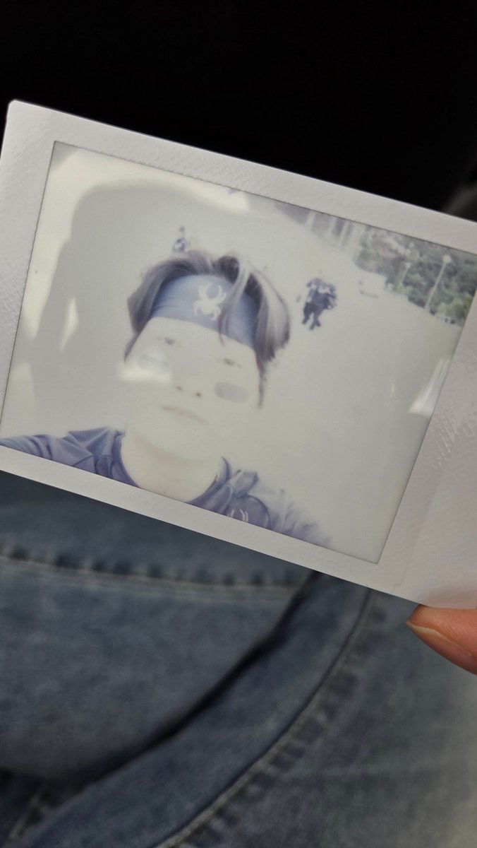 오키나와에서 찍은 김서현 군 공유합니다.. 😳
너무 수리같음