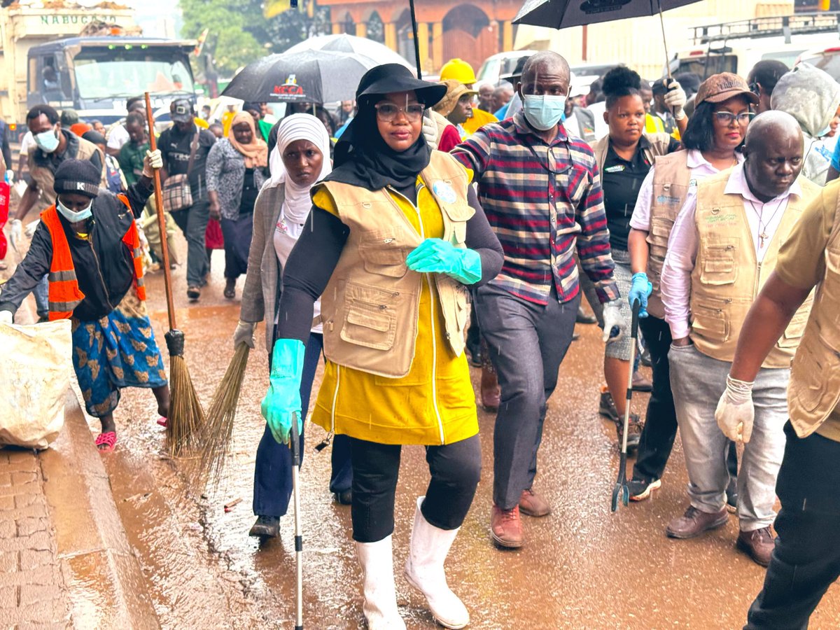 This is what we get when jobs are advertised and given to the best candidate Ono Hajat <a href="/Buzeki_Sharifah/">Hajjat Sharifah Buzeki</a> nno ayinza okutereza ekibuga mu byokusaaga.😳

Nakivubo channel is now covered up, street vendors are gone and we are planting grass and trees downtown.
She says potholes and