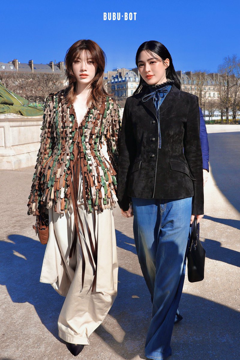 LingOrm_BH's tweet photo. เป็นแก้วเป็นแสงมาก แดดปารีสก็เอาพวกชีไม่ลง 💜

LINGORM BA DIOR AT PFW26
#LingOrmDiorAW26
#LinglingKwong #OrmKornnaphat  #LingOrm #Dior #DiorAW26 #PFW  @Dior @linglingsirilak @ormmormm https://t.co/4GwqBkhWtK