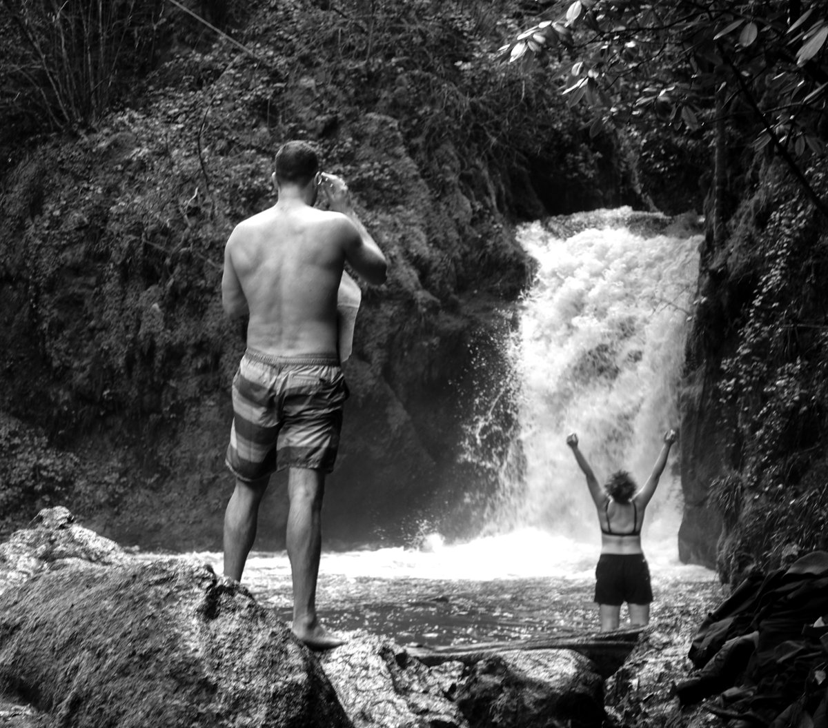 KopfYvonne's tweet image. "Die Badenden"

Guten Morgen! Habt alle einen wunderbaren Tag!

Lasst uns - wenn es irgendwie geht - jeden neuen Tag so begrüßen, wie diese Frau den Wasserfall.

#Dankbarkeit #BeKindAlways #LiebeIstAlles #SchönesGegenDoofes #FloodTheZoneMitSchoenem